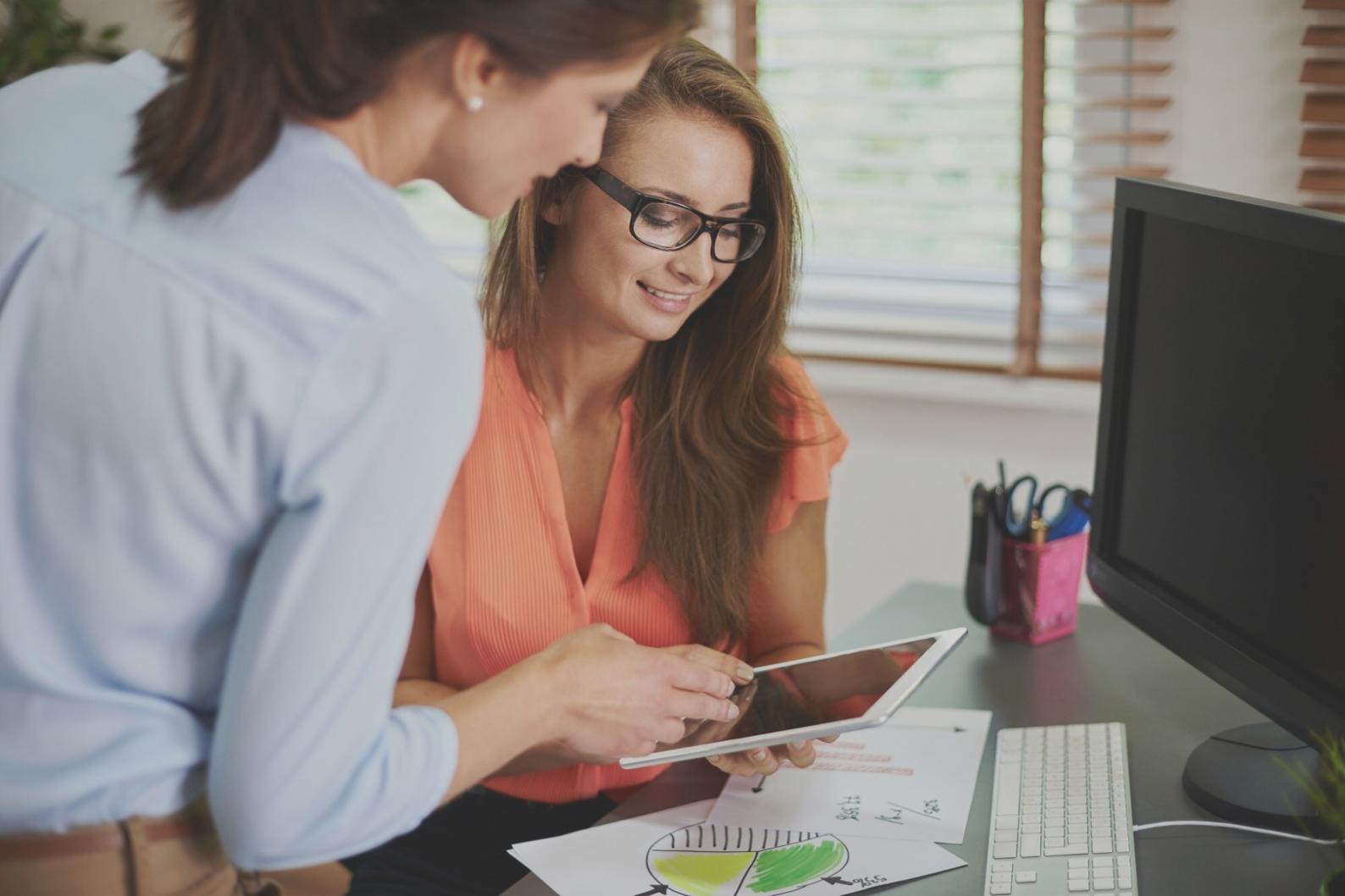 Espacio de trabajo moderno para consultoría financiera